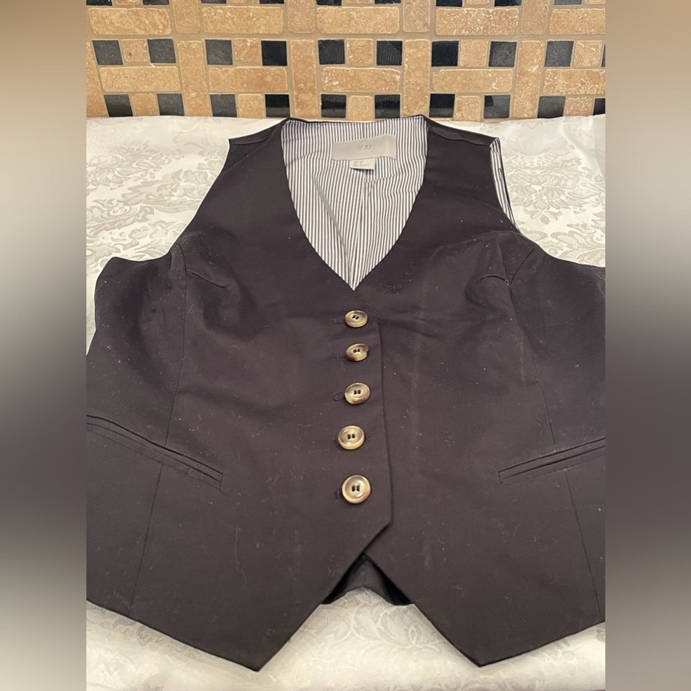 Wore once.All sales are final. No refund, return or exchange
